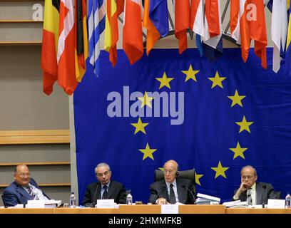 Belgio, Bruxelles, il 5 giugno 2003: Valry Giscard d'Estaing, Presidente della Convenzione europea, partecipa ad una Conferenza sul futuro dell'Europa in cui si doveva concordare un trattato che istituiva una Costituzione per l'Europa. Valry Giscard d'Estaing, Presidente della Convenzione europea, con Jean-Luc Dehaene, Guiliano Amato e Sir John Kerr Foto Stock