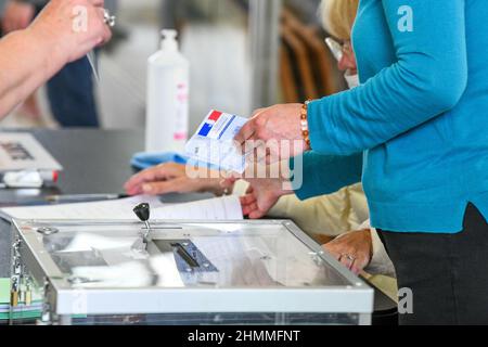 Illustrazione, elezioni dipartimentali e regionali in un seggio elettorale a Dieppe (Francia settentrionale) il 20 giugno 2021: Persona anziana in possesso di una tessera di registrazione degli elettori Foto Stock