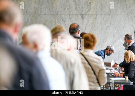 Illustrazione, elezioni dipartimentali e regionali in un seggio elettorale a Dieppe (Francia settentrionale) il 20 giugno 2021: Coda degli elettori, anziani Foto Stock