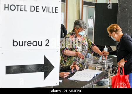 Illustrazione, elezioni dipartimentali e regionali in un seggio elettorale a Dieppe (Francia settentrionale) il 20 giugno 2021: Anziano qui per votare Foto Stock