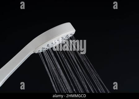 Getto d'acqua dalla doccia bianca. Foto Stock