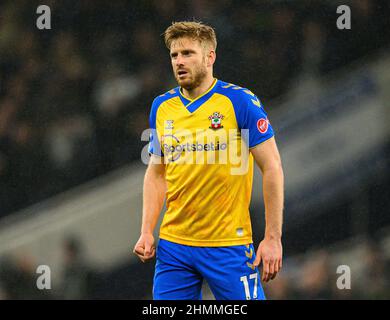 Londra, Regno Unito. 09th Feb 2022. Stuart Armstrong di Southampton durante la partita al Tottenham Hotspur Stadium. Picture Credit : Credit: Mark Pain/Alamy Live News Foto Stock