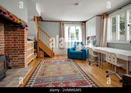 Great Chesterford, Essex - Aprile 3 2017 - stanza molto elegante arredata alla moda all'interno di un vecchio cottage usato come uno studio abbraccia con luce del sole brillante attraverso Foto Stock