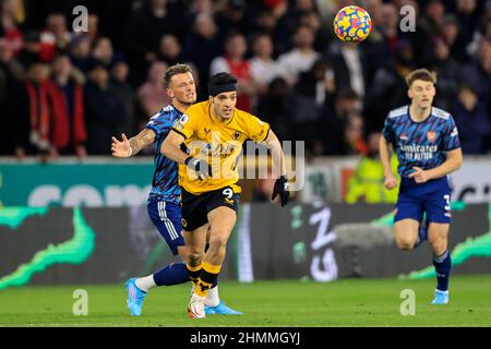 Raul Jimenez #9 di Wolverhampton Wanderers cerca di rompere da ben White #4 di Arsenal Foto Stock
