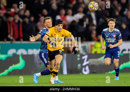 Wolverhampton, Regno Unito. 10th Feb 2022. Raul Jimenez #9 di Wolverhampton Wanderers tenta di rompere da ben White #4 di Arsenal a Wolverhampton, Regno Unito il 2/10/2022. (Foto di Conor Molloy/News Images/Sipa USA) Credit: Sipa USA/Alamy Live News Foto Stock