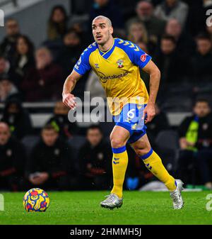 Londra, Regno Unito. 09th Feb 2022. Oriol Romeu di Southampton durante la partita al Tottenham Hotspur Stadium. Picture Credit : Credit: Mark Pain/Alamy Live News Foto Stock