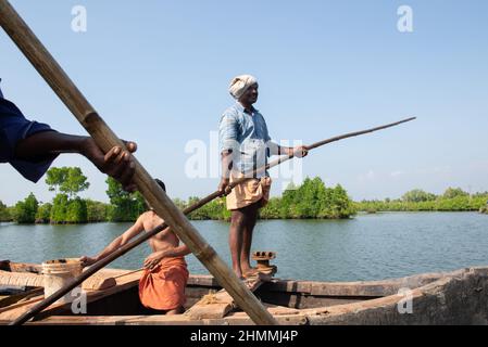 Kollam, India - Gennaio 2022: Galleggia in canoa sul lago Ashtamudi Foto Stock