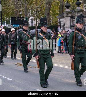 I reenattori vestiti in Battle of Waterloo uniformi marciando nel Lord Mayor’s show 2021, Victoria Embankment, Londra. Foto Stock