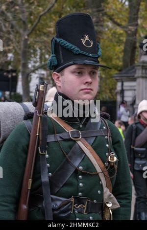 Reenactor vestito in Battle of Waterloo Uniform guarda avanti mentre marches nello spettacolo del Signore Sindaco del 2021, Victoria Embankment, Londra. Foto Stock