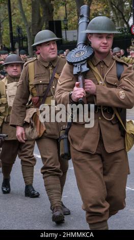 Uomo nella divisa dell'esercito della Guerra Mondiale 1 con una pistola di Lewis sulla spalla nello spettacolo del Signore Sindaco 2021, Victoria Embankment, Londra. Foto Stock