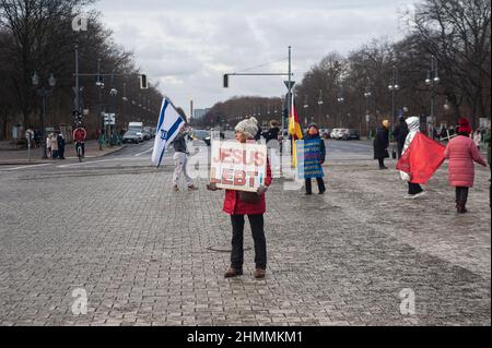 22.01.2022, Berlino, Germania, Europa - la donna ha un cartello che legge Gesù Lebt (Gesù vive) in piazza Platz des 18 Maerz di fronte alla porta di Brandeburgo. Foto Stock