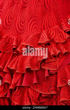 Abito in flamenco con dettagli in abito, colore rosso. Abbigliamento tradizionale spagnolo donna Foto Stock