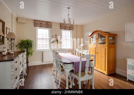 Hemingford Grey, Cambridgeshire - Feb 10 2018: Sala da pranzo in stile tradizionale contemporaneo arredata con una miscela di armadi upscaled e moderni Foto Stock