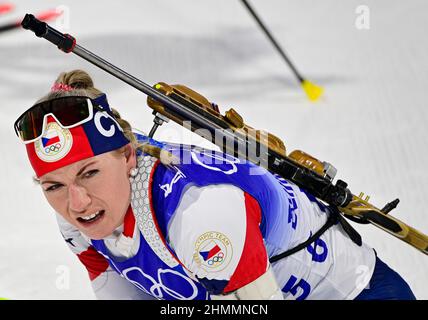 Zhangjiakou, Cina. 11th Feb 2022. Il biatleta ceco Lucie Charvatova termina la gara di 7 chilometri di volata femminile al Centro sciistico Zhangjiakou National CC, Cina, il 11 febbraio 2022, durante le Olimpiadi invernali del 5 2022. Credit: Roman Vondrous/CTK Photo/Alamy Live News Foto Stock