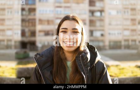 Ragazza felice con un bel sorriso Foto Stock