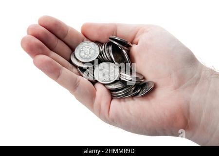 Pila di monete russe nel palmo di un uomo su uno sfondo bianco da vicino Foto Stock