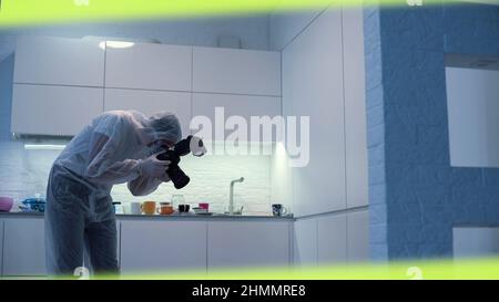 Scena del crimine luogo polizia fotografo interno Forensic domestico Murder prova Foto Stock