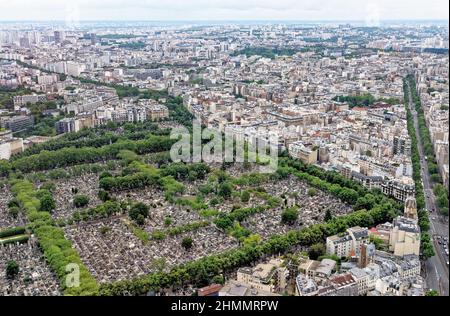 Vista su Pere - Lachaise Cimitero Parigi dal ponte di osservazione in cima al Tour Montparnasse, Parigi, Francia. 11th del giugno 2016 Foto Stock