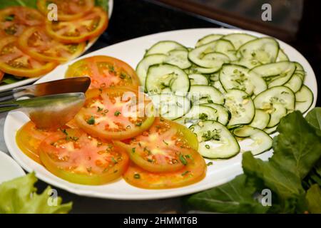 insalata con pomodoro e cetriolo pronto da servire sul piatto Foto Stock