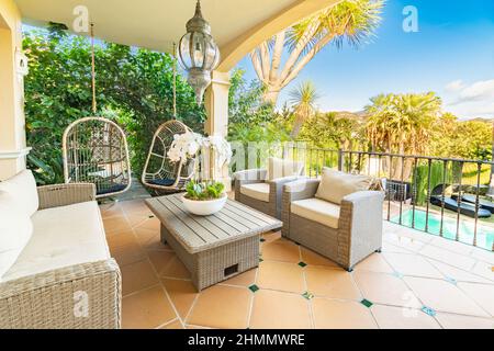 Un'immagine di una zona chillout su un balcone di una villa lungo la Costa del sol Mediterraneo Foto Stock