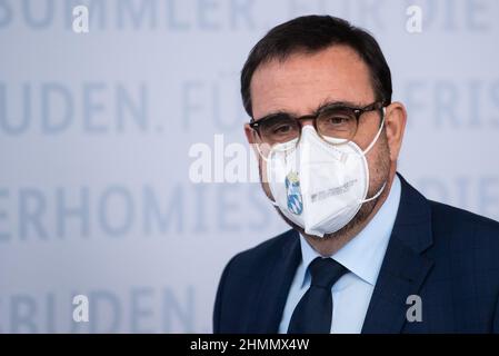 Monaco di Baviera, Germania. 11th Feb 2022. Klaus Holetschek (CSU), Ministro della Sanità della Baviera, partecipa a una conferenza stampa sulla vaccinazione obbligatoria a base di struttura. Credit: Sven Hoppe/dpa/Alamy Live News Foto Stock