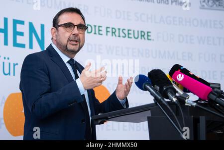 Monaco di Baviera, Germania. 11th Feb 2022. Klaus Holetschek (CSU), Ministro della Sanità della Baviera, partecipa a una conferenza stampa sulla vaccinazione obbligatoria a base di struttura. Credit: Sven Hoppe/dpa/Alamy Live News Foto Stock