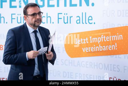 Monaco di Baviera, Germania. 11th Feb 2022. Klaus Holetschek (CSU), Ministro della Sanità della Baviera, partecipa a una conferenza stampa sulla vaccinazione obbligatoria a base di struttura. Credit: Sven Hoppe/dpa/Alamy Live News Foto Stock