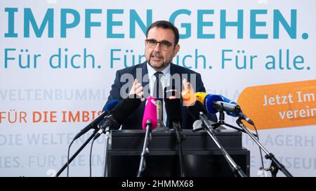 Monaco di Baviera, Germania. 11th Feb 2022. Klaus Holetschek (CSU), Ministro della Sanità della Baviera, partecipa a una conferenza stampa sulla vaccinazione obbligatoria a base di struttura. Credit: Sven Hoppe/dpa/Alamy Live News Foto Stock