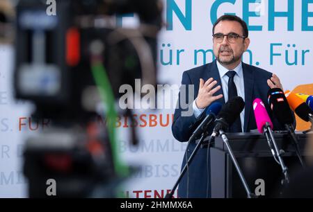 Monaco di Baviera, Germania. 11th Feb 2022. Klaus Holetschek (CSU), Ministro della Sanità della Baviera, partecipa a una conferenza stampa sulla vaccinazione obbligatoria a base di struttura. Credit: Sven Hoppe/dpa/Alamy Live News Foto Stock