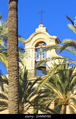 Foto verticale del monumento a Torre Campanario de la Catedral de Almeria in Spagna Foto Stock