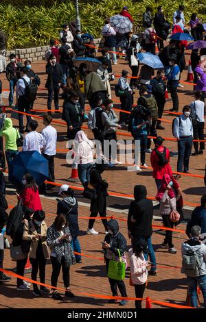 Hong Kong, Cina. 11th Feb 2022. Le persone si accodano per sottoporle a test presso un centro di test temporaneo COVID a Edinburgh Place, nel centro di Hong Kong. Credit: Marc R. Fernandes /Alamy Live News Foto Stock