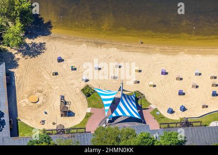 Vista aerea, preparazione per la stagione balneare, Halterner Stausee, località balneare sul lago Haltern Südstrand con spiaggia sabbiosa, sdraio coperte e sole s Foto Stock