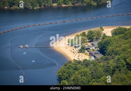 Vista aerea, preparazione per la stagione balneare, Halterner Reservoir, lago resort Haltern spiaggia sud con spiaggia sabbiosa, sdraio coperte, Haltern Foto Stock