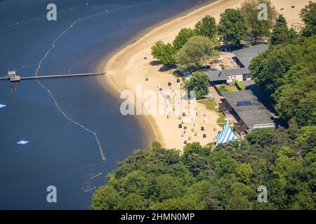 Vista aerea, preparazione per la stagione balneare, Halterner Reservoir, lago resort Haltern spiaggia sud con spiaggia sabbiosa, sdraio coperte, Haltern Foto Stock