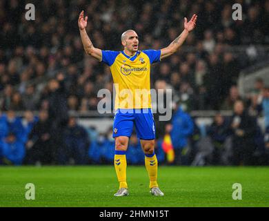 Londra, Regno Unito. 09th Feb 2022. Oriol Romeu di Southampton durante la partita al Tottenham Hotspur Stadium. Picture Credit : Credit: Mark Pain/Alamy Live News Foto Stock