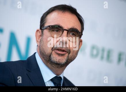 Monaco di Baviera, Germania. 11th Feb 2022. Klaus Holetschek (CSU), Ministro della Sanità della Baviera, partecipa a una conferenza stampa sulla vaccinazione obbligatoria a base di struttura. Credit: Sven Hoppe/dpa/Alamy Live News Foto Stock