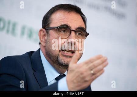 Monaco di Baviera, Germania. 11th Feb 2022. Klaus Holetschek (CSU), Ministro della Sanità della Baviera, partecipa a una conferenza stampa sulla vaccinazione obbligatoria a base di struttura. Credit: Sven Hoppe/dpa/Alamy Live News Foto Stock