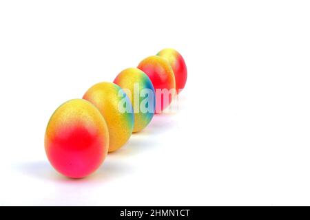 Uova di Pasqua colorate in una fila Foto Stock