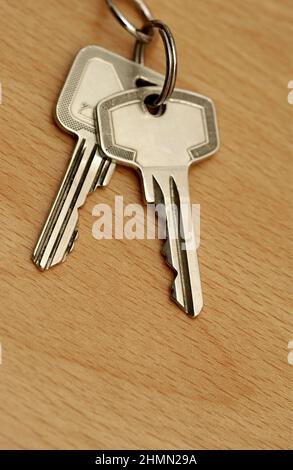 Due chiavi della camera si trovano sul tavolo della camera d'albergo, Germania Foto Stock