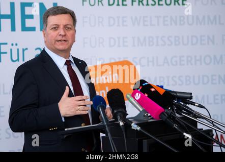 Monaco di Baviera, Germania. 11th Feb 2022. Christian Bernreiter, presidente del consiglio della contea bavarese, partecipa a una conferenza stampa sulla vaccinazione obbligatoria a livello di struttura. Credit: Sven Hoppe/dpa/Alamy Live News Foto Stock