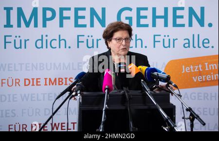 Monaco di Baviera, Germania. 11th Feb 2022. Barbara Stamm, presidente di Lebenshilfe per le persone con disabilità intellettuali, partecipa a una conferenza stampa sulla vaccinazione obbligatoria a struttura. Credit: Sven Hoppe/dpa/Alamy Live News Foto Stock