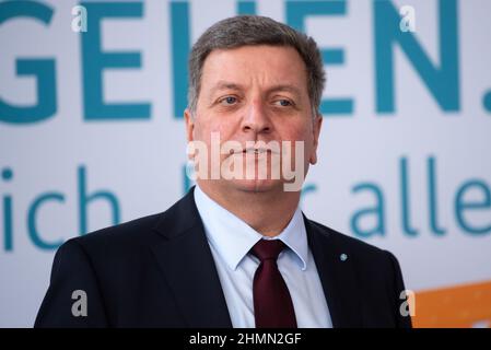 Monaco di Baviera, Germania. 11th Feb 2022. Christian Bernreiter, presidente del consiglio della contea bavarese, partecipa a una conferenza stampa sulla vaccinazione obbligatoria a livello di struttura. Credit: Sven Hoppe/dpa/Alamy Live News Foto Stock