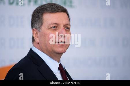 Monaco di Baviera, Germania. 11th Feb 2022. Christian Bernreiter, presidente del consiglio della contea bavarese, partecipa a una conferenza stampa sulla vaccinazione obbligatoria a livello di struttura. Credit: Sven Hoppe/dpa/Alamy Live News Foto Stock