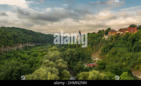 Una torre di vedetta sopra il canyon del fiume Smotrych in Kamianets-Podilskyi, Ucraina Occidentale. Gli alberi sono che mostra i colori autunnali. Foto Stock