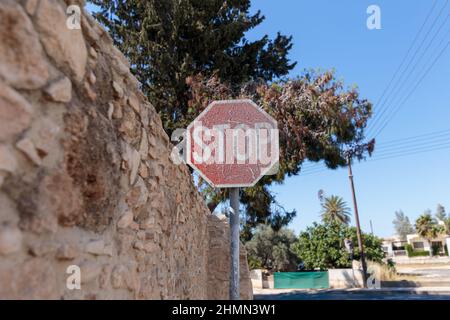 Vecchio segnale di stop sulla strada di Cipro in estate Foto Stock