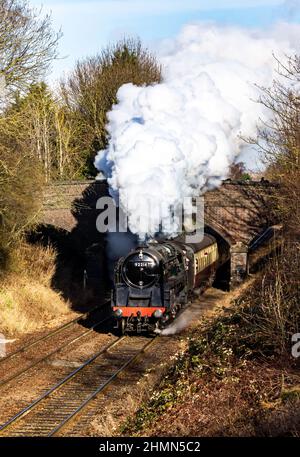 Treno passeggeri con trasporto a vapore lungo il tragitto per Quorn da Loughborough Foto Stock