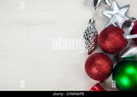 giocattoli colorati in vetro di natale su sfondo grigio vista dall'alto Foto Stock