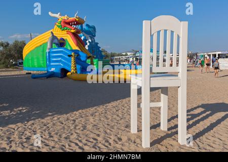 Zaozernoe, distretto Saksky, Crimea, Russia - 18 luglio 2021: Una sedia enorme all'interno della spiaggia Super Aqua nel villaggio di Zaozernoye, Foto Stock