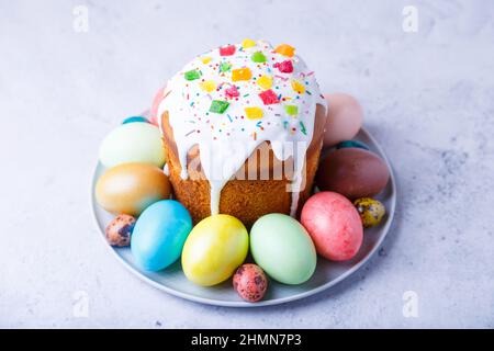 Torta di Pasqua con frutta candita e uova colorate. Tradizionale cottura pasquale. Vacanze di Pasqua. Primo piano. Foto Stock