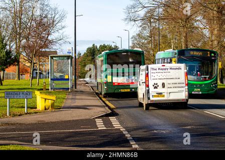 Dundee, Tayside, Scozia, Regno Unito. 11th Feb 2022. Tempo britannico: Temperature fino a 5°C sono state registrate in parti della Scozia nord-orientale, accompagnate da un luminoso sole invernale. Secondo le istruzioni di Covid, le coperture esterne del viso non sono più essenziali, tuttavia le mascherine devono essere indossate nei negozi. Solo pochi abitanti sono fuori socializzazione e shopping in Ardler Village, un sobborgo di Dundee a causa del crescente costo di vita e le restrizioni conviviale. Credit: Dundee Photographics/Alamy Live News Foto Stock